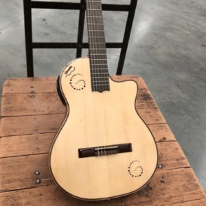 Guitarra electrocriolla GRACIA modelo G ,tapa pino maciza,diapasón ébano,mástil nogal,con equalizador activo profesional,con afinador y salida balanceada Leer más